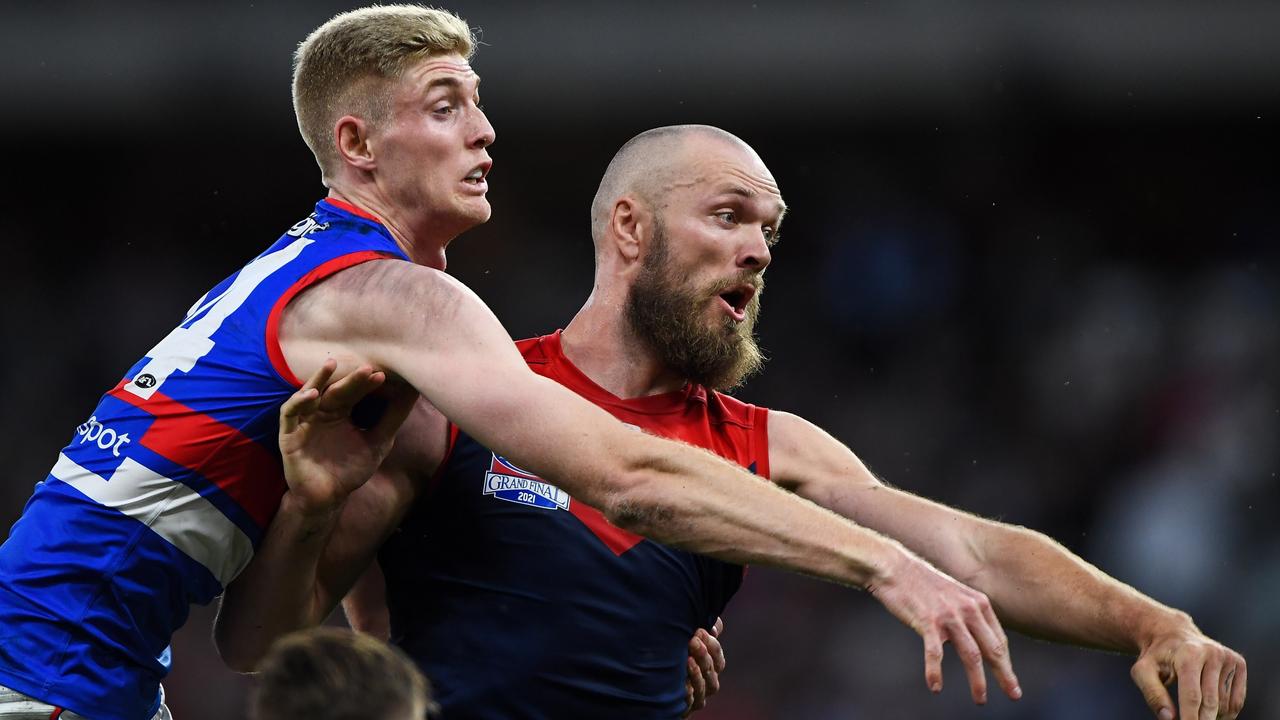 Tim English battles Max Gawn in the 2021 grand final at Perth Stadium.