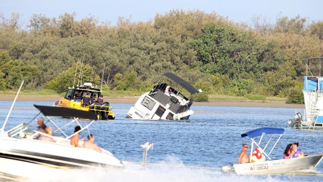 House boat nearly sinks in Broadwater | Gold Coast Bulletin