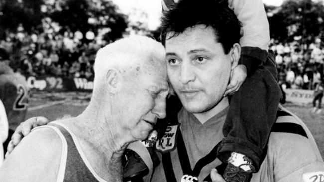 Tigers’ number one supporter Laurie Nicholls says goodbye to Steve Roach at Leichhardt Oval in 1992. Picture: Gregg Porteous