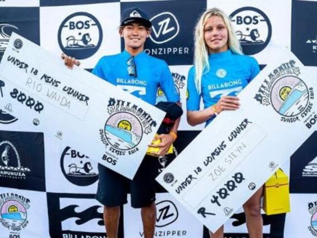 What’s wrong with this picture? Rio Waida and Zoe Steyn with their prizemoney. Picture: The Ballito Pro/Facebook