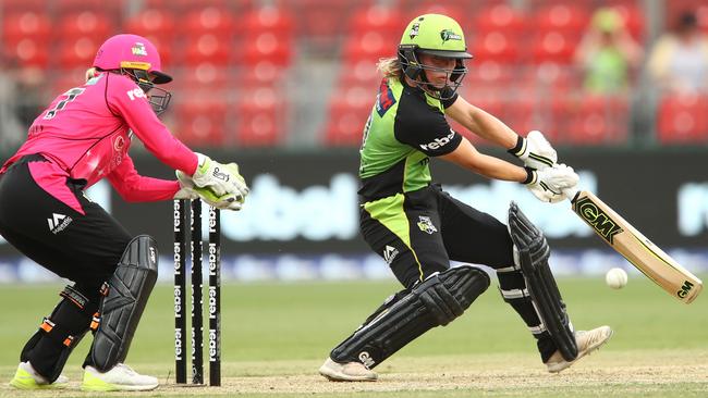 Naomi Stalenberg, in action for the Sydney Thunder, has signed for Hobart and has credited her move to Tasmania in helping her alleviate some stress from her game. (AAP Image/Brendon Thorne)