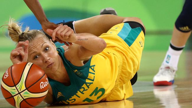 Erin Phillips grabs a loose ball in the Women's Preliminary Round Group A match between Australia and France on Day 4 of the Rio 2016 Olympic Games. Picture: Patrick Smith/Getty Images