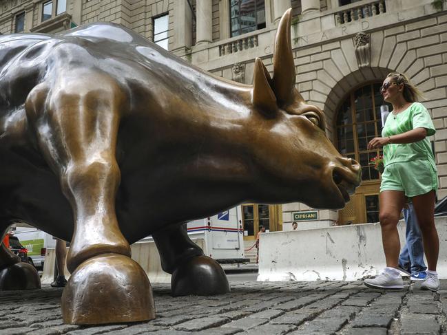 NEW YORK, NY - AUGUST 22: Tourists visit the Wall Street bull statue in the Financial District, August 22, 2018 in New York City. Today marks the longest bull market rally in U.S. history, stretching back to March 2009. The longest previous market rally was from 1990 to March 2000.   Drew Angerer/Getty Images/AFP == FOR NEWSPAPERS, INTERNET, TELCOS & TELEVISION USE ONLY ==