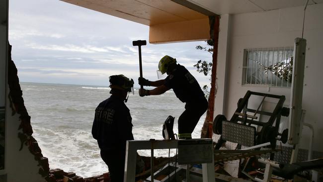 NSW Fire &amp; Rescue specialists working to shore up the eastern wall ahead of a second storm surge expected on Monday night. Picture: Craig Wilson