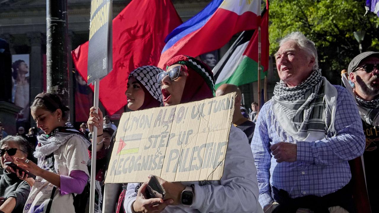 The protesters called for Prime Minister Anthony Albanese to, among other things, recognise a Palestinian state. Picture: NCA NewsWire / Valeriu Campan