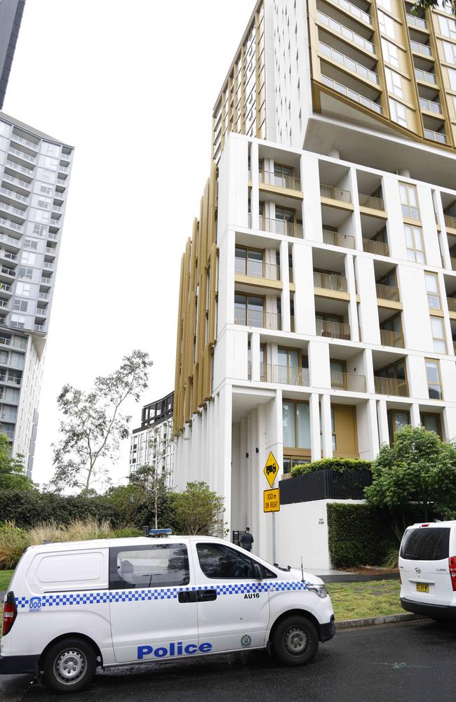 Police pictured outside an apartment building on Figtree Drive. Picture: NewsWire / Damian Shaw