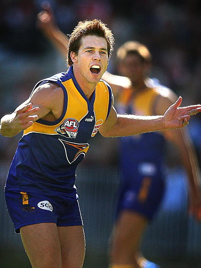 Ben Cousins kicks a second quarter goal the 2006 Grand Final.