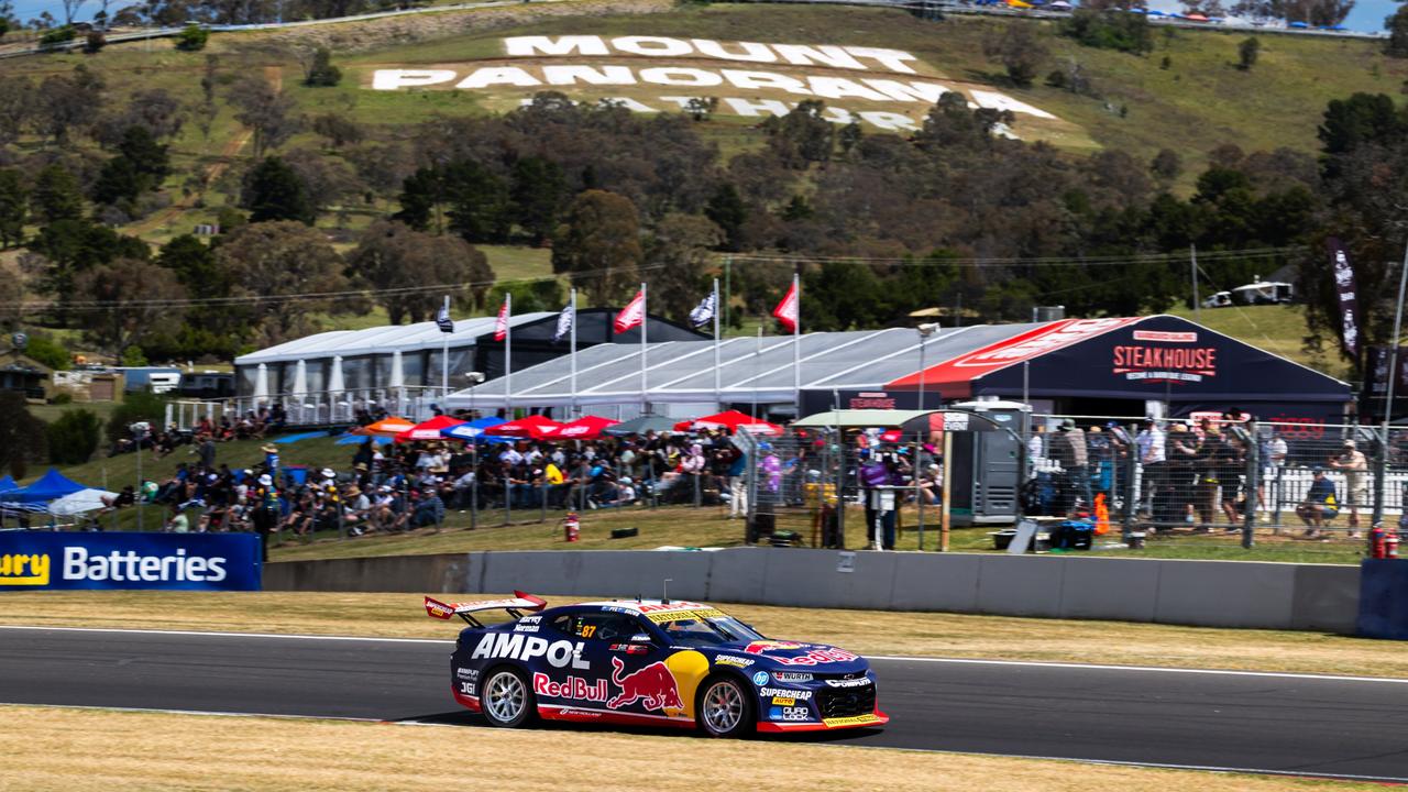 Watch: Wild scenes as a snake delays qualifiers at Bathurst