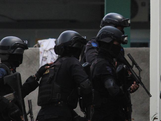 Indonesian anti-terror police conduct a raid at a house in Batam on August 5, 2016. Indonesian police on August 5 arrested six suspected militants over a plot to launch a rocket attack on an up-market Singapore waterfront district from a nearby island, prompting the city-state to tighten security. The six men, aged between 19 and 46, were detained on the Indonesian island of Batam, which lies just south of the affluent city-state. / AFP PHOTO / Romy