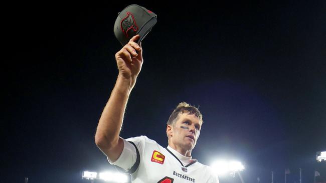 Tom Brady farewells the crowd. Photo by Mike Ehrmann / GETTY IMAGES NORTH AMERICA / Getty Images via AFP