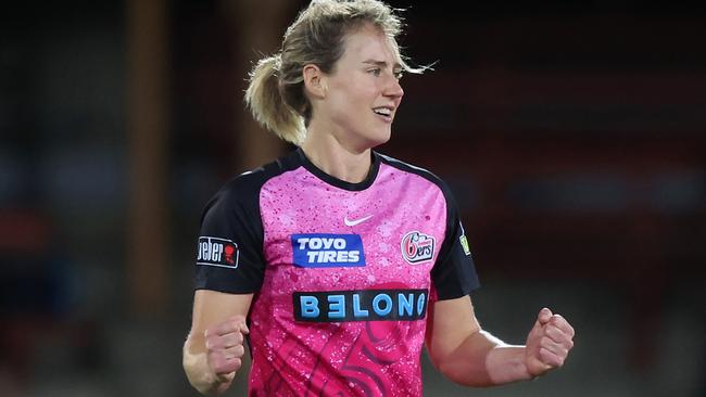 SYDNEY, AUSTRALIA - NOVEMBER 18: Ellyse Perry of the Sixers celebrates after dismissing Katie Mack of the Strikers during the WBBL match between Sydney Sixers and Adelaide Strikers at North Sydney Oval, on November 18, 2023, in Sydney, Australia. (Photo by Mike Owen/Getty Images)