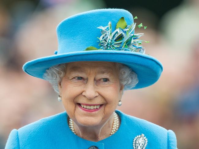 POUNDBURY, DORSET - OCTOBER 27:  Queen Elizabeth II tours Queen Mother Square on October 27, 2016 in Poundbury, Dorset.  (Photo by Samir Hussein/WireImage)