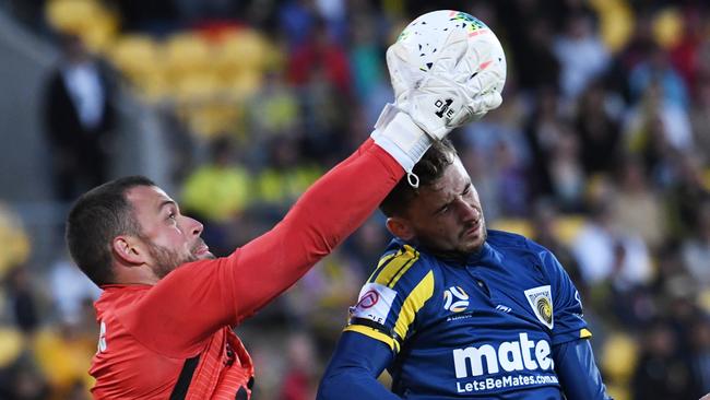 Wellington goalkeeper Stefan Marinovic claims the ball abover Mariners forward Jordan Murray. Picture: AAP