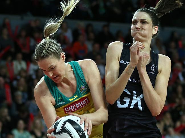 Caitlin Bassett of Australia and Anna Harrison of New Zealand during game 3 of the Constellation Cup netball test series between the New Zealand Silver Ferns and the Australian Diamonds at Vector Arena in Auckland, New Zealand on  Saturday, October 15, 2016. (AAP Image/David Rowland) NO ARCHIVING, EDITORIAL USE ONLY