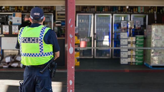 The largest Aboriginal health organisation in Central Australia has criticised the sudden removal of bottleshop cops, saying the government has “opened the floodgates” to alcohol harms.