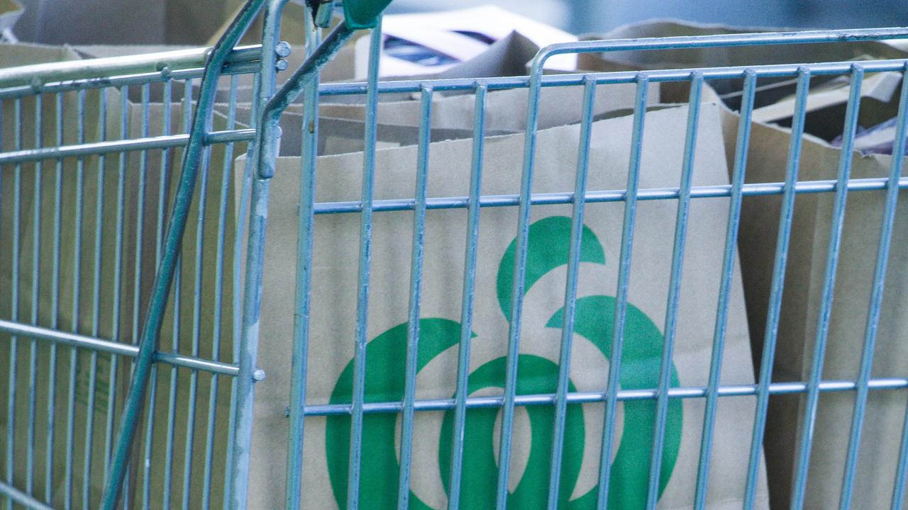 Woolworths said sales growth was high due to discount shopping. Picture: NewsWire / Glenn Campbell