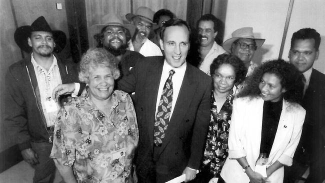 Paul Keating and Lois O'Donoghue with members of Aboriginal communities and organisations from Western Australia and Cape York at Parliament House in 1993.