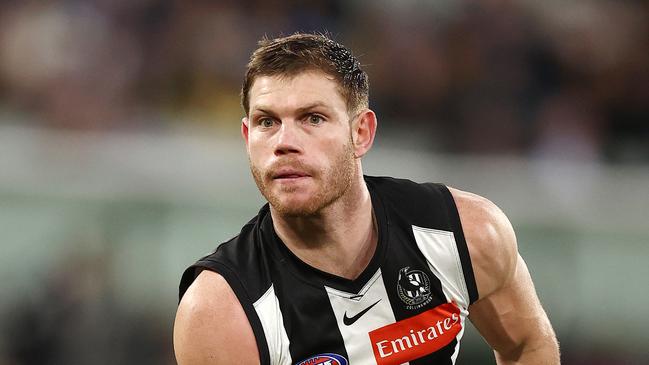 MELBOURNE. 26/06/2022..   AFL Round 15 .  Collingwood vs GWS Giants at the MCG.  Taylor Adams of the Magpies clears by hand during the 3rd qtr.   . Photo by Michael Klein