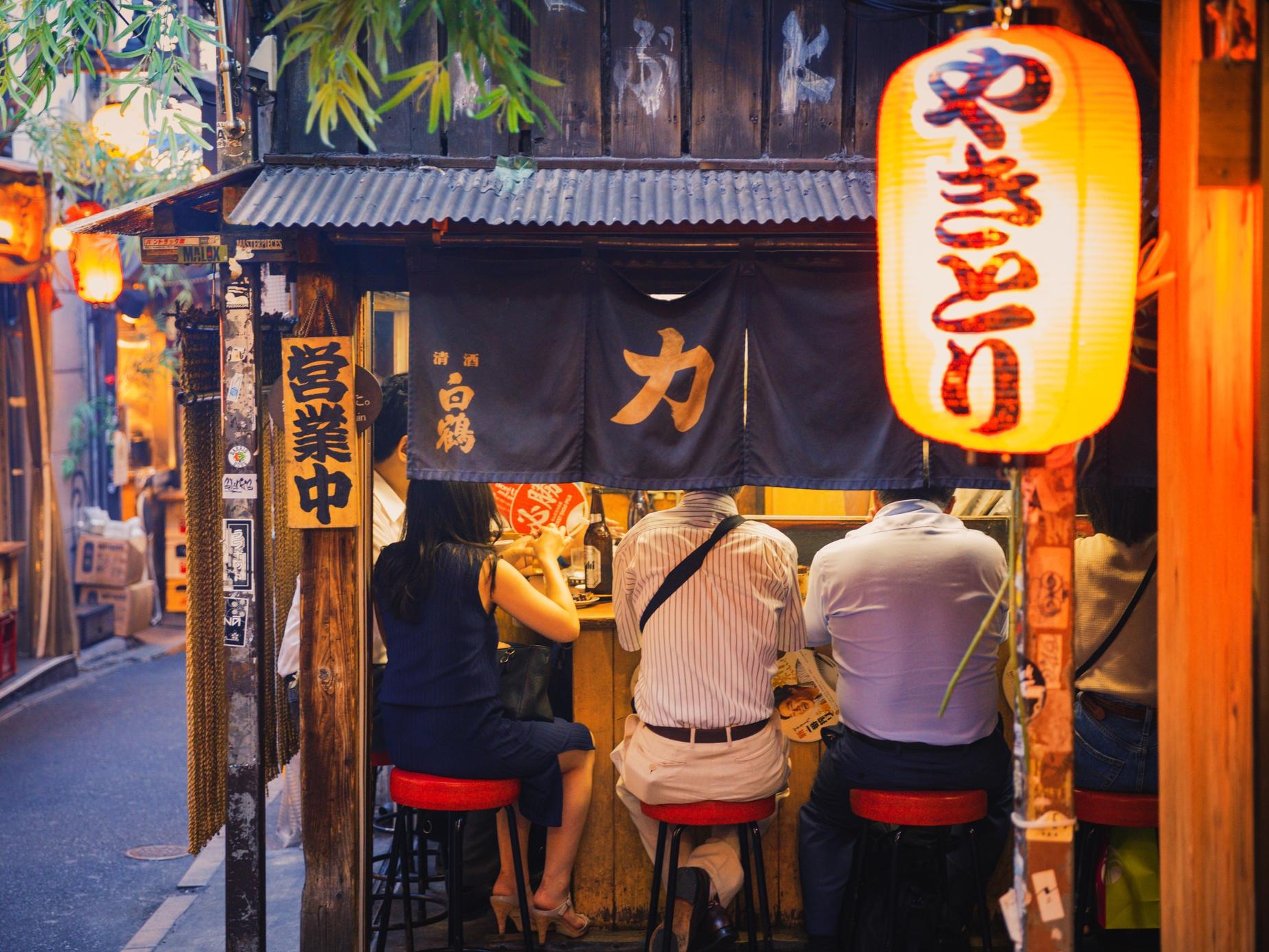 Japanese conveyor belt restaurant delivers food by boat in Tokyo