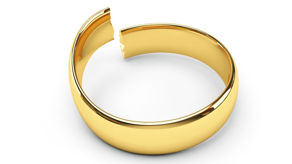 Сломанное золотое кольцо. Сломанное кольцо. Сломанное обручальное кольцо. Обручальное кольцо с разрывом. Треснутые обручальные кольца.