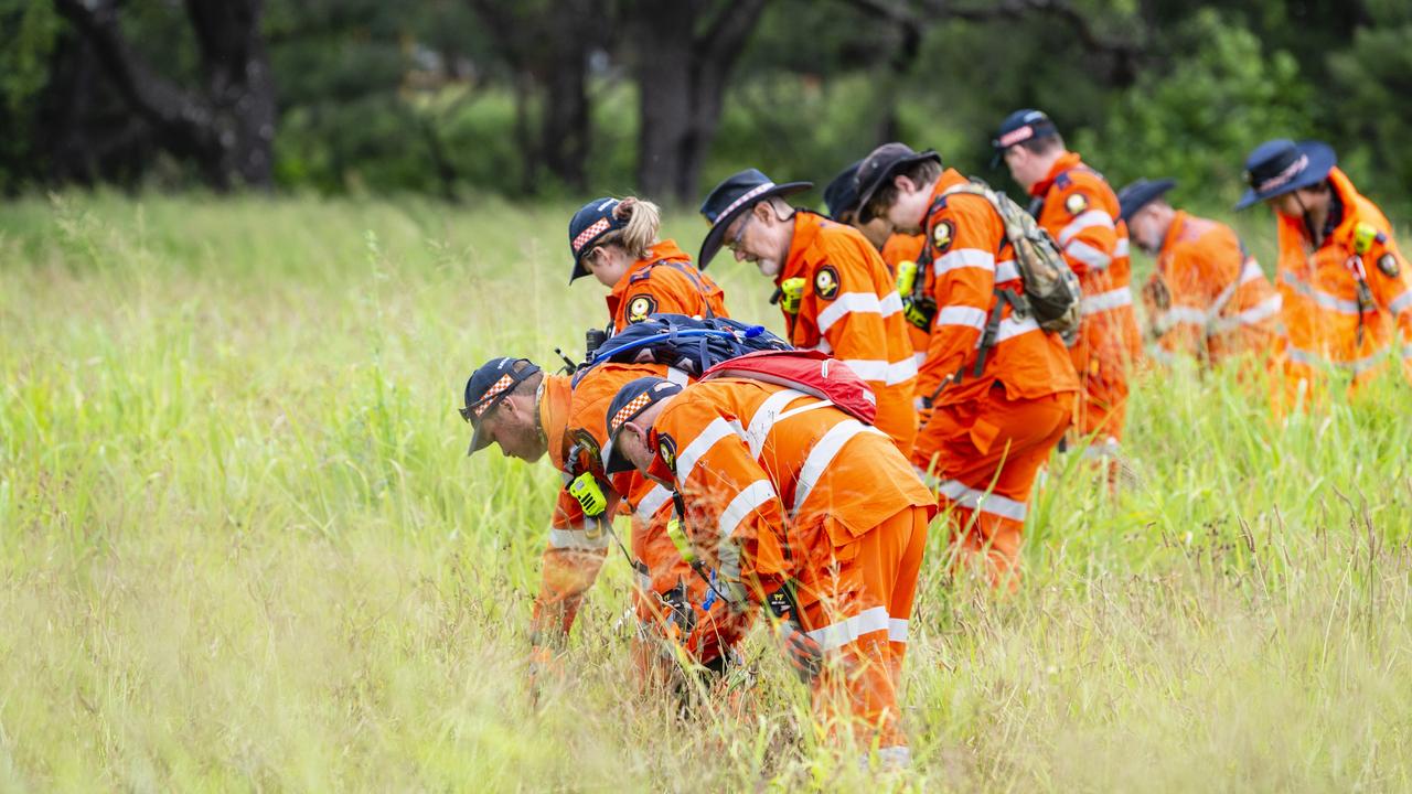 SES crews scour the scene of an alleged attempted murder at the bottom of the Toowoomba Range on the western side of Withcott. Picture: Kevin Farmer