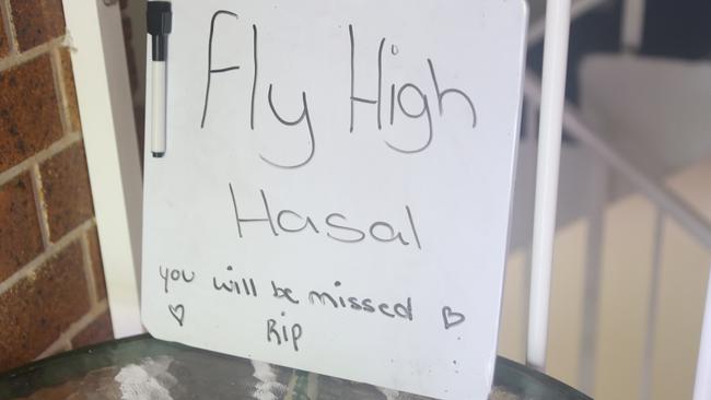 A handwritten sign left outside the unit where Hasel Liu was found. Picture: Richard Gosling