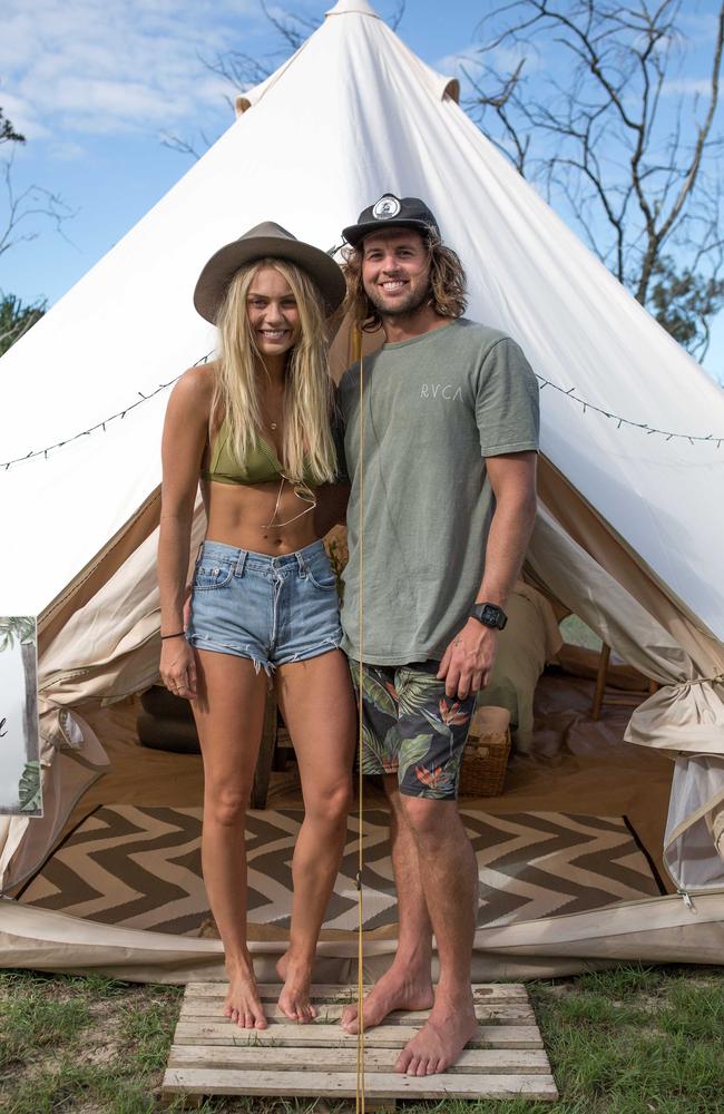 Beach babe Elyse Knowles and her tradie boyfriend, Josh.