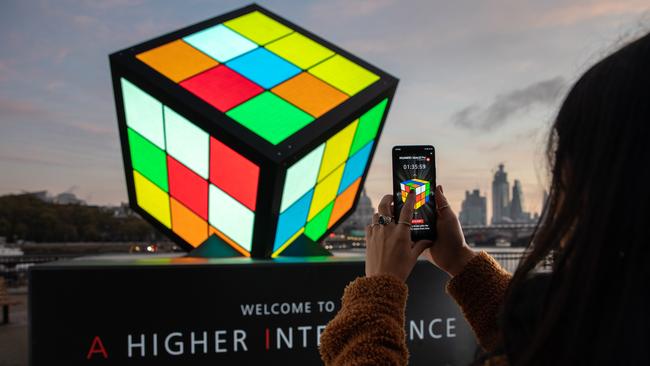 Huawei uses a giant AI-powered Rubiks Cube to promote its technology in London.