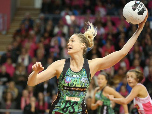 Caitlin Bassett (West Coast Fever) passes the ball during the final quarter. Thunderbirds v Fever, Netball, at Priceline Stadium, Mile End. 05/06/16 Picture: Stephen Laffer