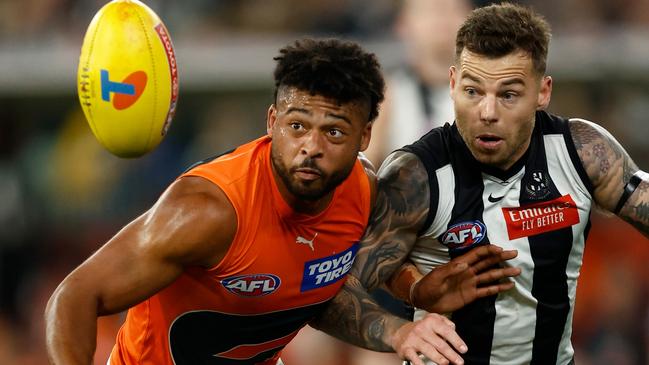 MELBOURNE, AUSTRALIA - SEPTEMBER 22: Connor Idun of the Giants and Jamie Elliott of the Magpies compete for the ball during the 2023 AFL First Preliminary Final match between the Collingwood Magpies and the GWS GIANTS at Melbourne Cricket Ground on September 22, 2023 in Melbourne, Australia. (Photo by Michael Willson/AFL Photos via Getty Images)