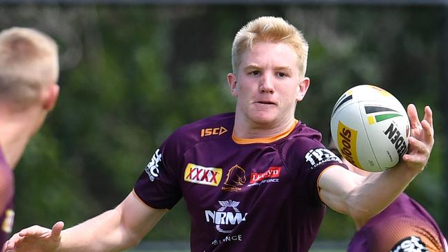 Tom Dearden (centre) in action during Brisbane Broncos training at Clive Berghofer Field in Brisbane, Friday, February 22, 2019. The Broncos are playing the Wynnum-Manly Seagulls in a pre-season trial match on Saturday at Kougari Oval in Brisbane. (AAP Image/Darren England) NO ARCHIVING