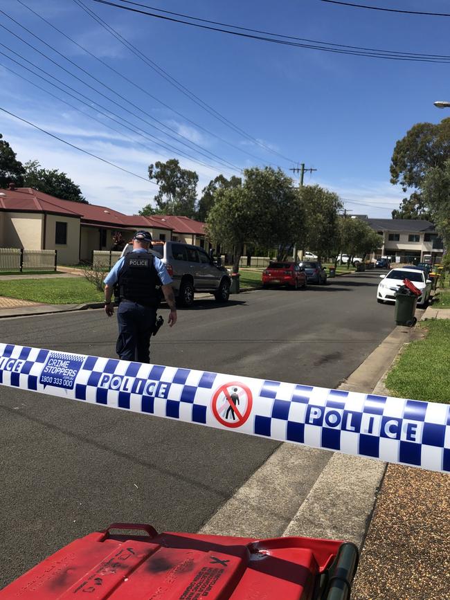 Police van enters crime scene at Budgeree Rd, Toongabbie.