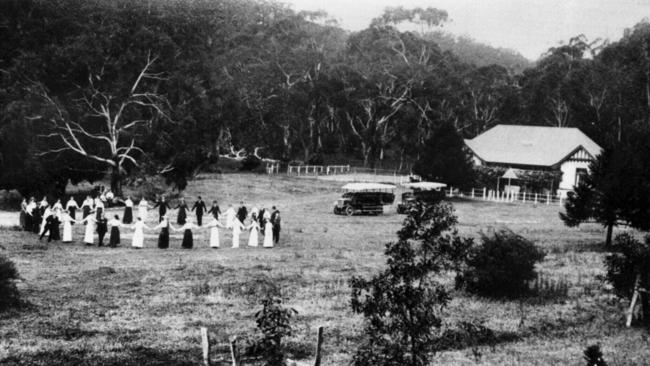 Picnic games at Belair National Park near Long Gully Kiosk in 1912.