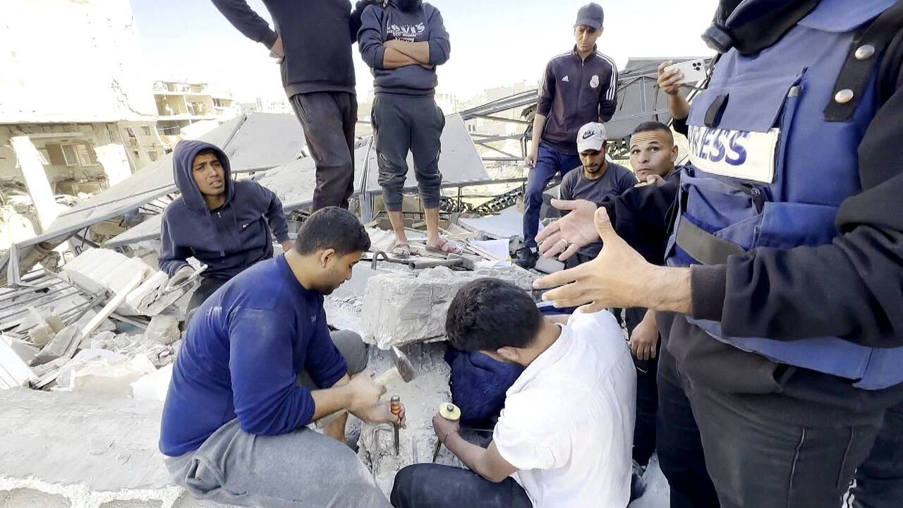 Israel bombs Gaza building; Families dig with bare hands to retrieve bodies buried in rubble