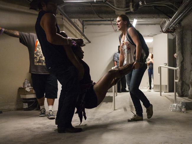 People assist a wounded woman at the Tropicana during an active shooter situation on the Las Vegas Strip on Oct. 1, 2017. Photo: Chase Stevens