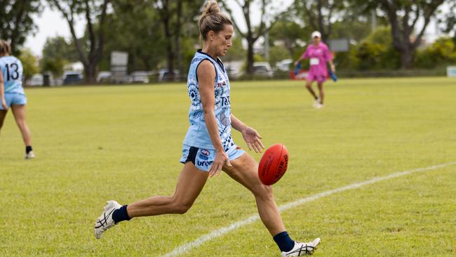 Buffettes captain Kylie Duggan prepares to go long with the football. Picture: Celina Whan AFLNT/Media