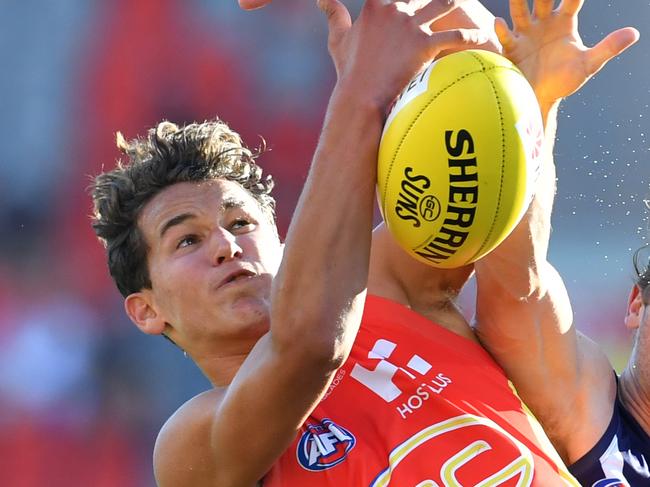 Wil Powell (left) of the Suns contest for the ball against Ed Langdon (right) of the Dockers during the AFL Round 2 match between the Gold Coast Suns and the Fremantle Dockers at Metricon Stadium on the Gold Coast, Sunday, March 31, 2019. (AAP Image/Darren England) NO ARCHIVING, EDITORIAL USE ONLY