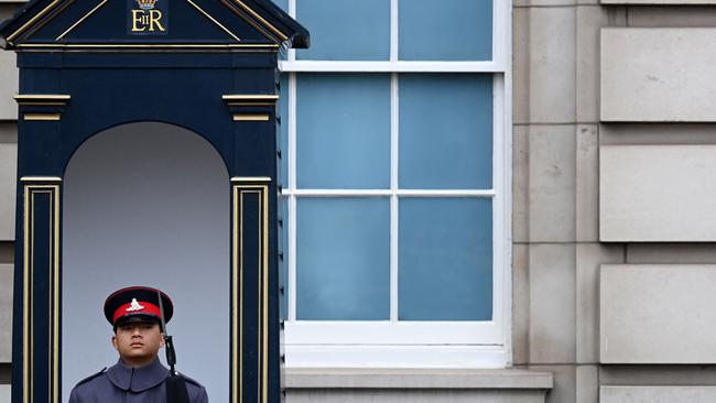 A guard stands on duty outside Buckingham Palace in London on Sunday UK time after Queen Elizabeth tested positive for Covid-19. Picture: Daniel Leal/AFP