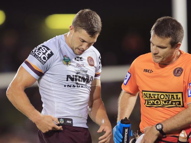 Corey Oates goes off the field with a hip injury. Picture: Getty Images