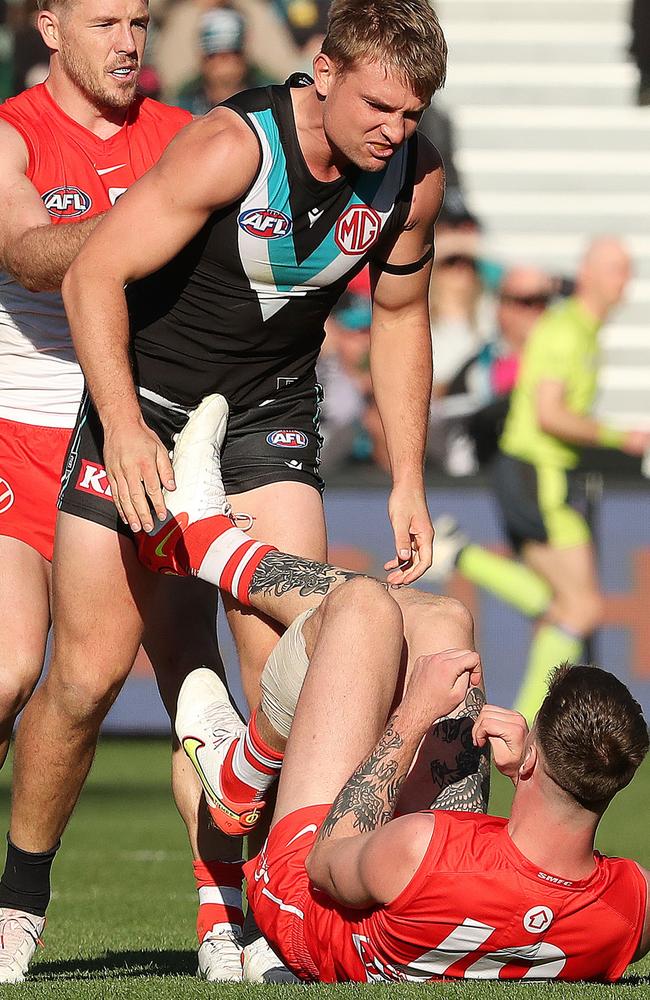 Tempers Flare between Ollie Wines and Peter Ladhams at the weekend. Picture: Sarah Reed/AFL Photos via Getty Images