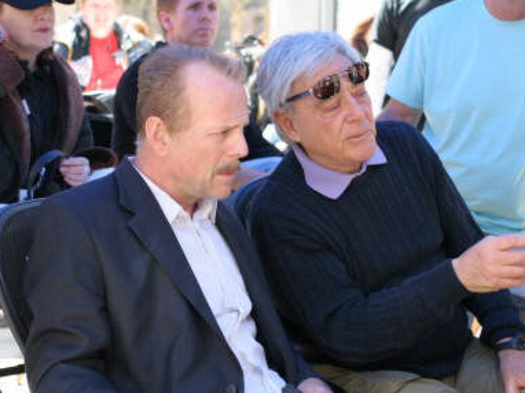 Bruce Willis and director Richard Donner on the set of 16 Blocks.