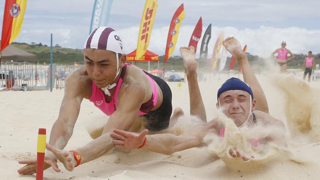 L to R: Zeke Zimmerle from QLD beats Harrison Scurrah from Victoria in the Pathway Male Beach Flags at the Australian Interstate surf life saving championships.