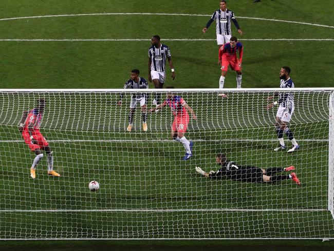 Chelsea's English striker Tammy Abraham (2nd L) scores their third goal during the English Premier League football match between West Bromwich Albion and Chelsea at The Hawthorns stadium in West Bromwich, central England, on September 26, 2020. - The game finished 3-3. (Photo by Nick Potts / POOL / AFP) / RESTRICTED TO EDITORIAL USE. No use with unauthorized audio, video, data, fixture lists, club/league logos or 'live' services. Online in-match use limited to 120 images. An additional 40 images may be used in extra time. No video emulation. Social media in-match use limited to 120 images. An additional 40 images may be used in extra time. No use in betting publications, games or single club/league/player publications. /
