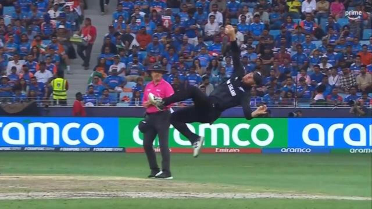 Phillips' takes PHENOMENAL catch in final