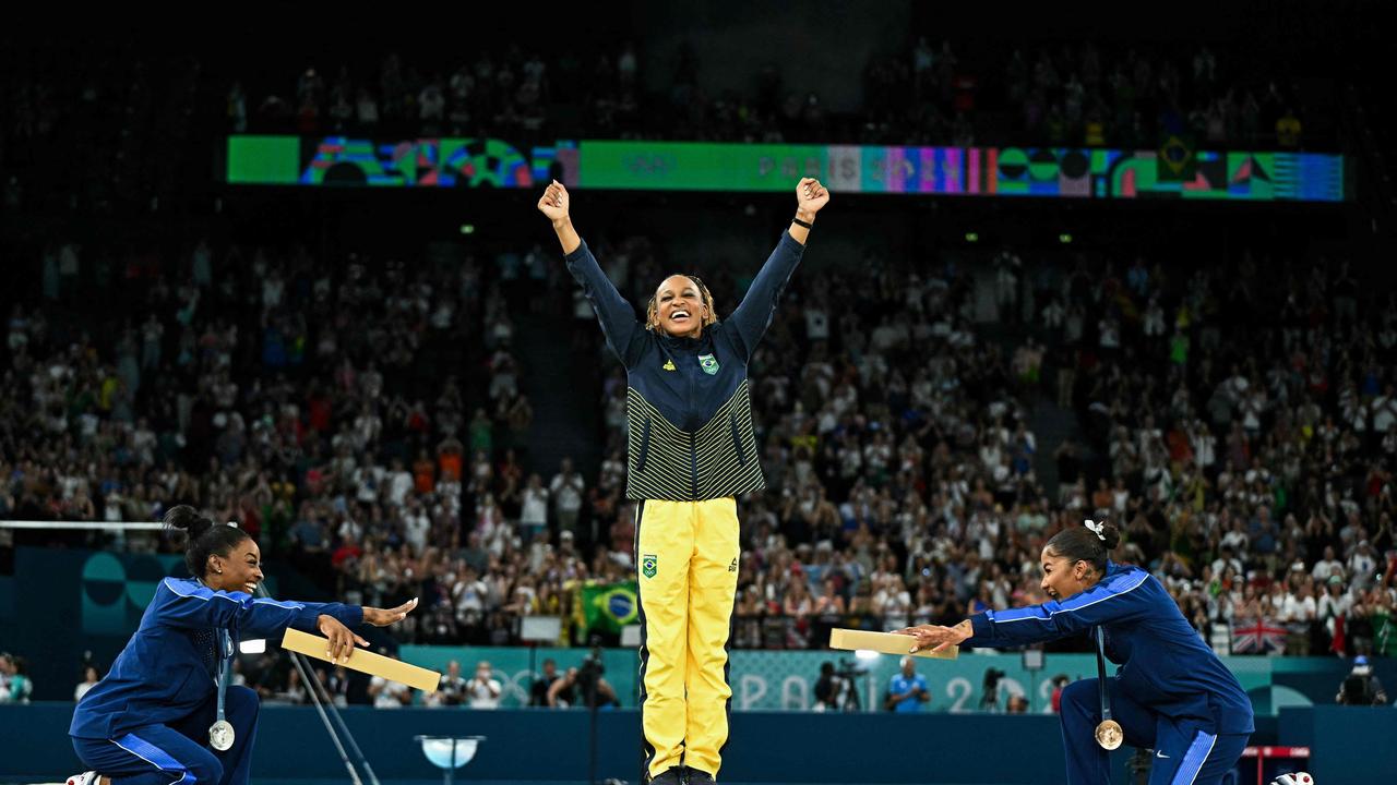 USA's Simone Biles (silver), Brazil's Rebeca Andrade (gold) and US' Jordan Chiles (bronze) pose during the podium ceremony for the artistic gymnastics women's floor event (Photo by Gabriel BOUYS / AFP)