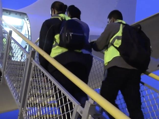 Screen grabs of New Zealand prisoners being deported to New Zealand from Australia.