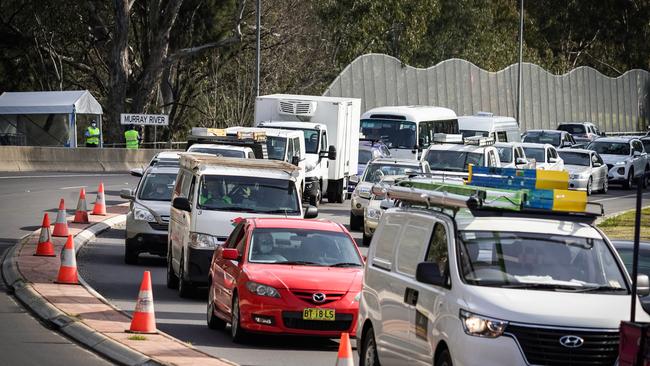 Cars lining up at the Albury/Wodonga border. Picture: Simon Dallinger.