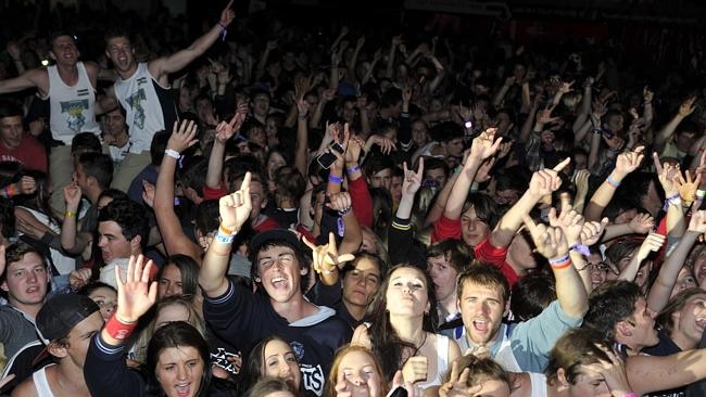 ‘Toolies’ urged to stay away from Victor Harbor as volunteers, police ...