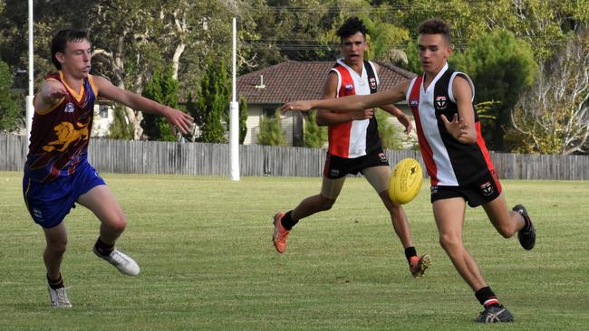 Jaymus Troutman boots Sawtell/Toormina into attack during the Saints' big win over Nambucca Valley. Photo: Green Shoots Marketing. AFL North Coast.