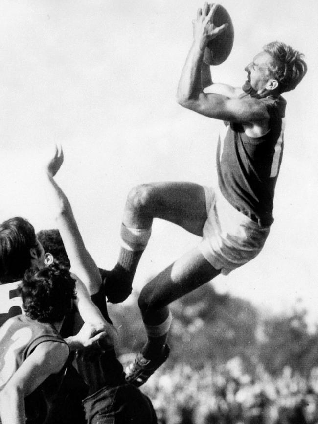 Barrie Robran takes a famous grab at Adelaide Oval in 1973.